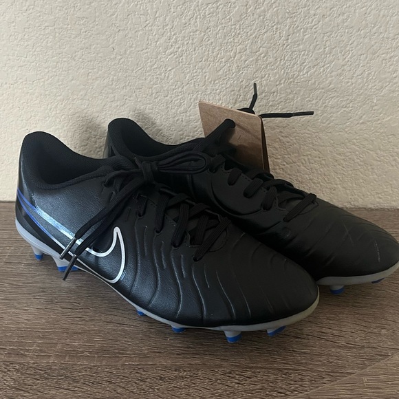 Nike Tiempo size 7. Like new, only worn once for nine minutes! Soccer cleats. - Picture 5 of 9